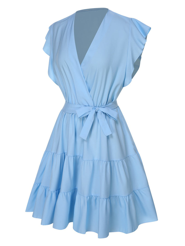 Robe bleu clair à col en V et manches à volants des années 1950