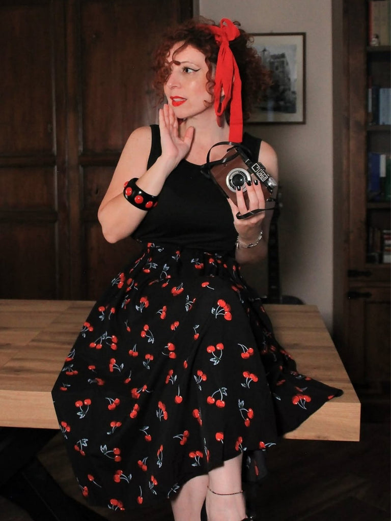 Robe noire sans manches patchwork rouge cerise des années 1950