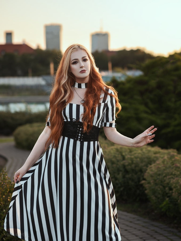 Robe à col licou carré à rayures noirs et blanches des années 1950