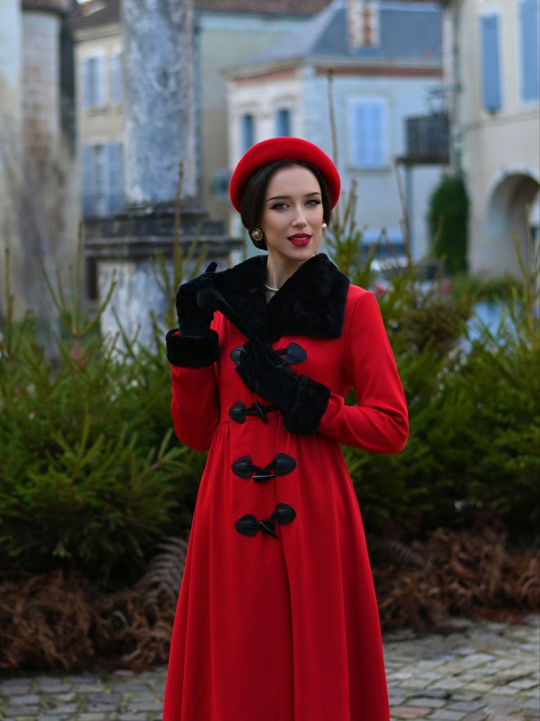 Manteau à col en fourrure rouge et noir des années 1950