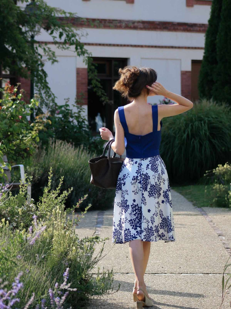 Robe bleue à col en cœur et boutons fleuris des années 1950