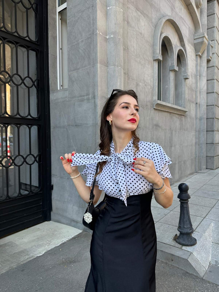 Robe sirène noire à pois et col noué des années 1930