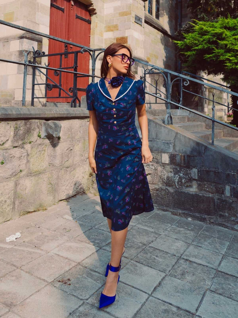 Robe bleu à manches bouffantes et revers fleuris des années 1940