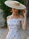 Robe bleue à volants et épaules dénudées motif floral des années 1930