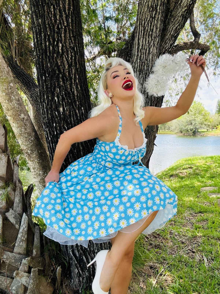 Robe dos nu marguerites bleue avec bordure en dentelle des années 1950