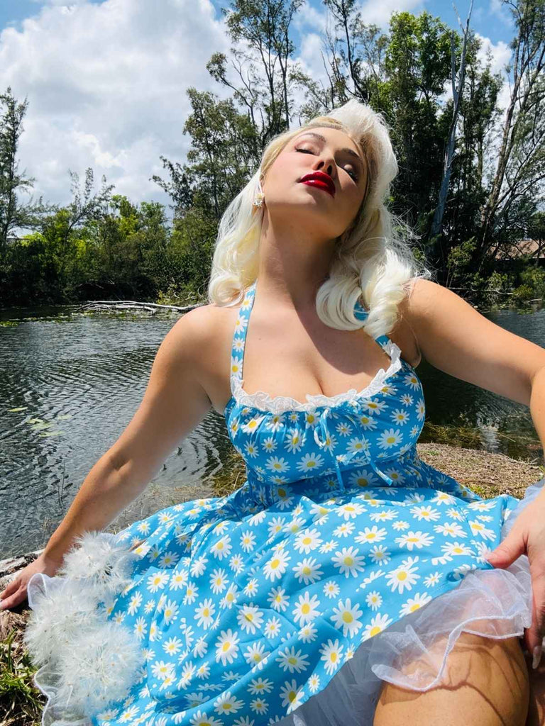 Robe dos nu marguerites bleue avec bordure en dentelle des années 1950