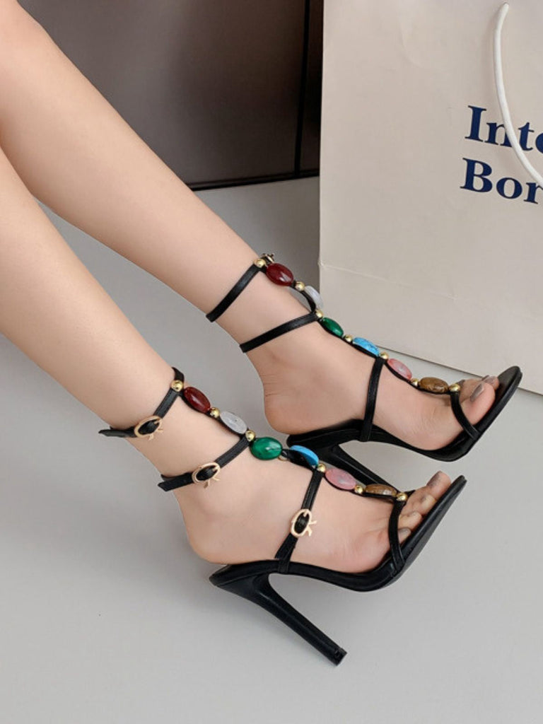 Sandales à talons aiguilles et lanières avec pierres colorées