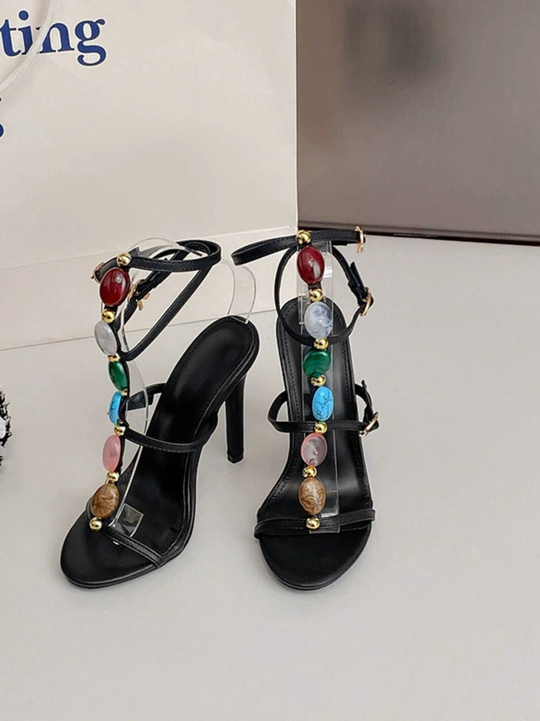 Sandales à talons aiguilles et lanières avec pierres colorées