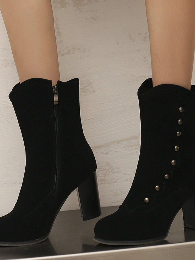 Bottes mi-mollet cloutées en daim doublées de fausse fourrure