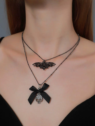 Collier double couche squelette de chauve-souris avec nœud gothique
