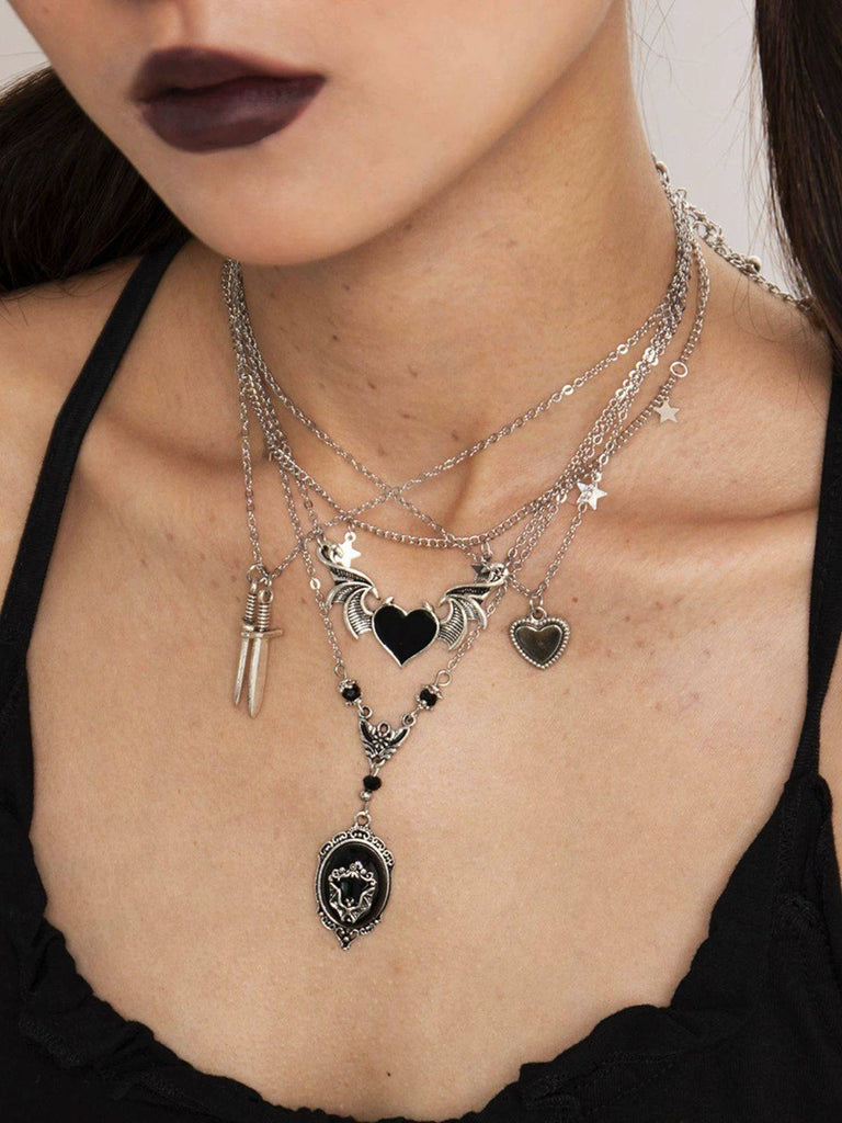 Collier gothique noir à plusieurs niveaux avec cœur ailes étoile et épée