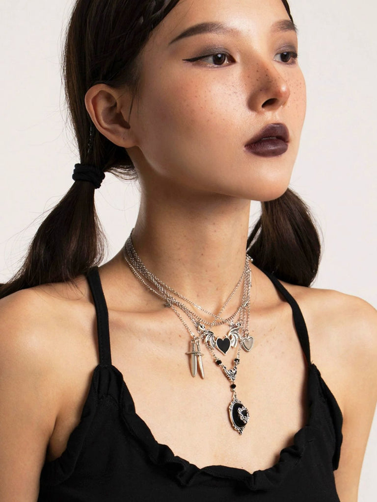 Collier gothique noir à plusieurs niveaux avec cœur ailes étoile et épée