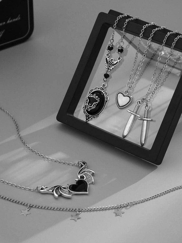 Collier gothique noir à plusieurs niveaux avec cœur ailes étoile et épée