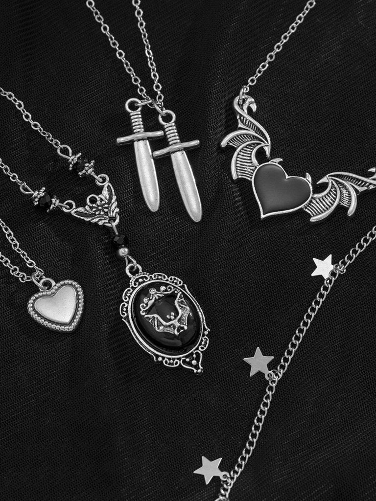 Collier gothique noir à plusieurs niveaux avec cœur ailes étoile et épée