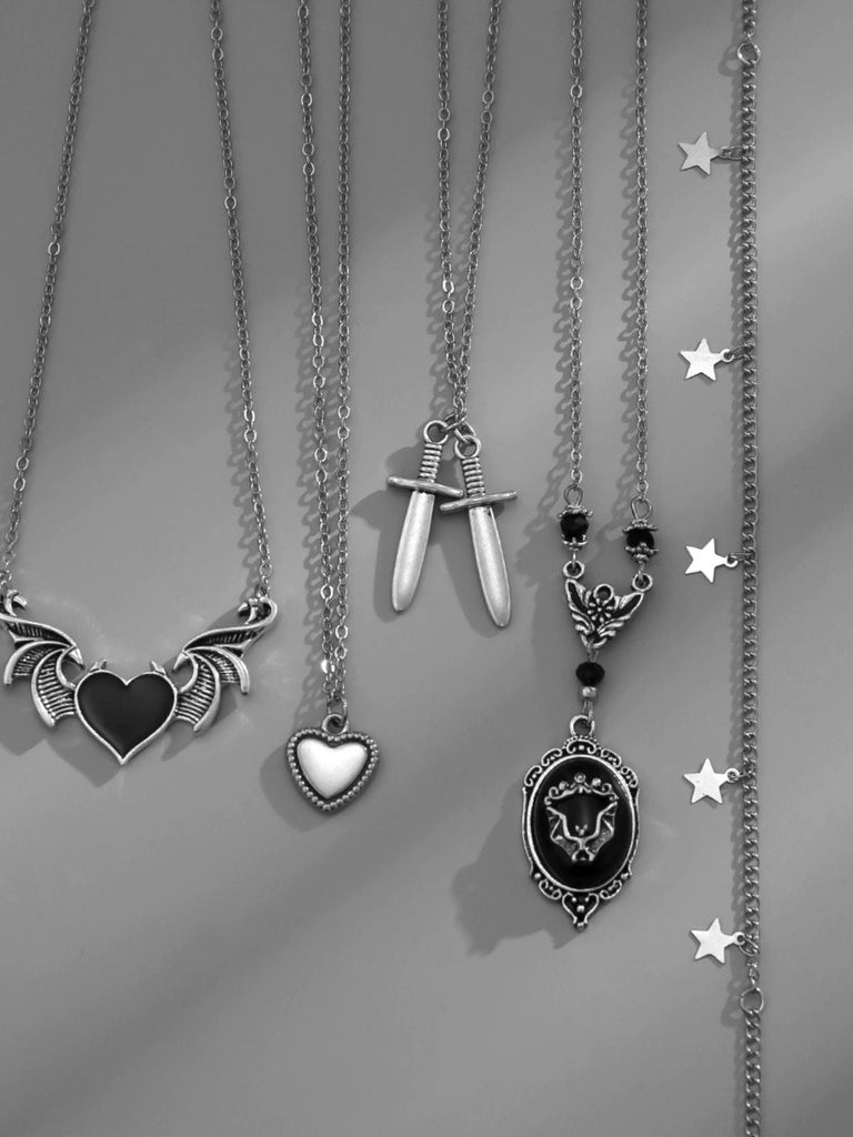 Collier gothique noir à plusieurs niveaux avec cœur ailes étoile et épée