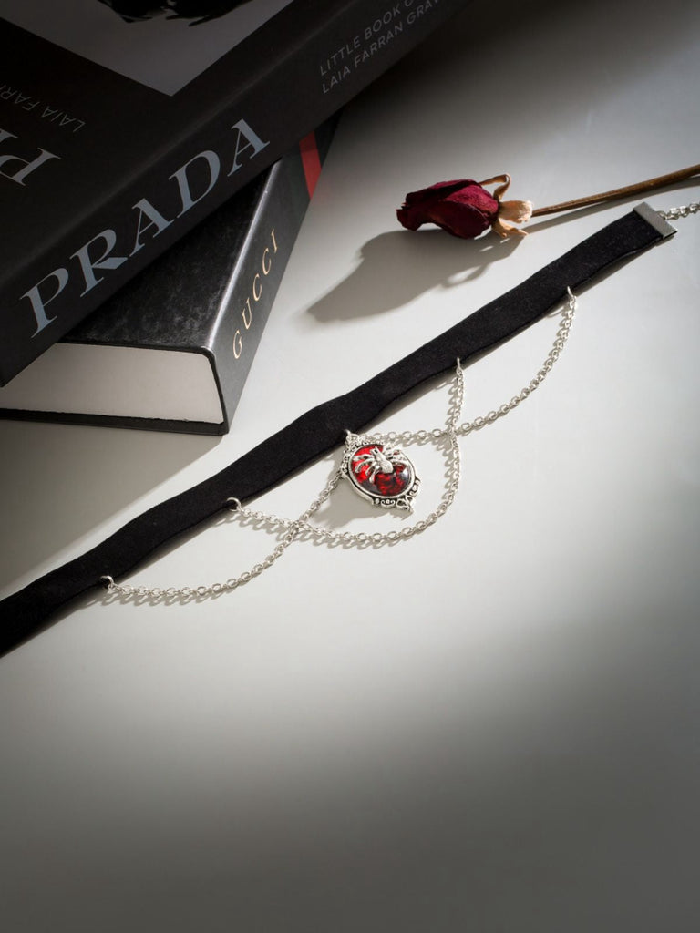 Collier gothique avec pendentif en araignée rouge