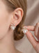 Boucles d’oreilles puces à nœud, strass et perles blanches fantaisie - 2