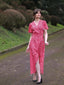 Robe rouge à col en V à fleurs des années 1940 Chic