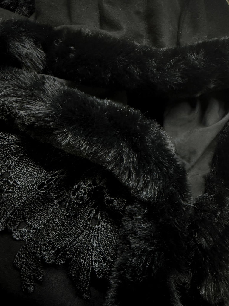 [Pré-vente] Cape à capuche style chat noire et fourrure synthétique des années 1960