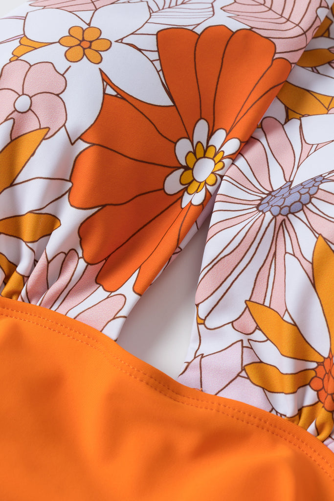 Maillot de bain fleuri à bretelles croisées avec nœud papillon années 1950