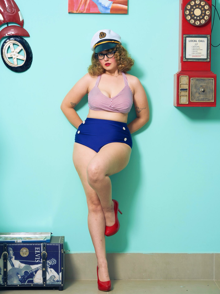Ensemble de maillot de bain dos nu rayé rouge et bleu des années 1940