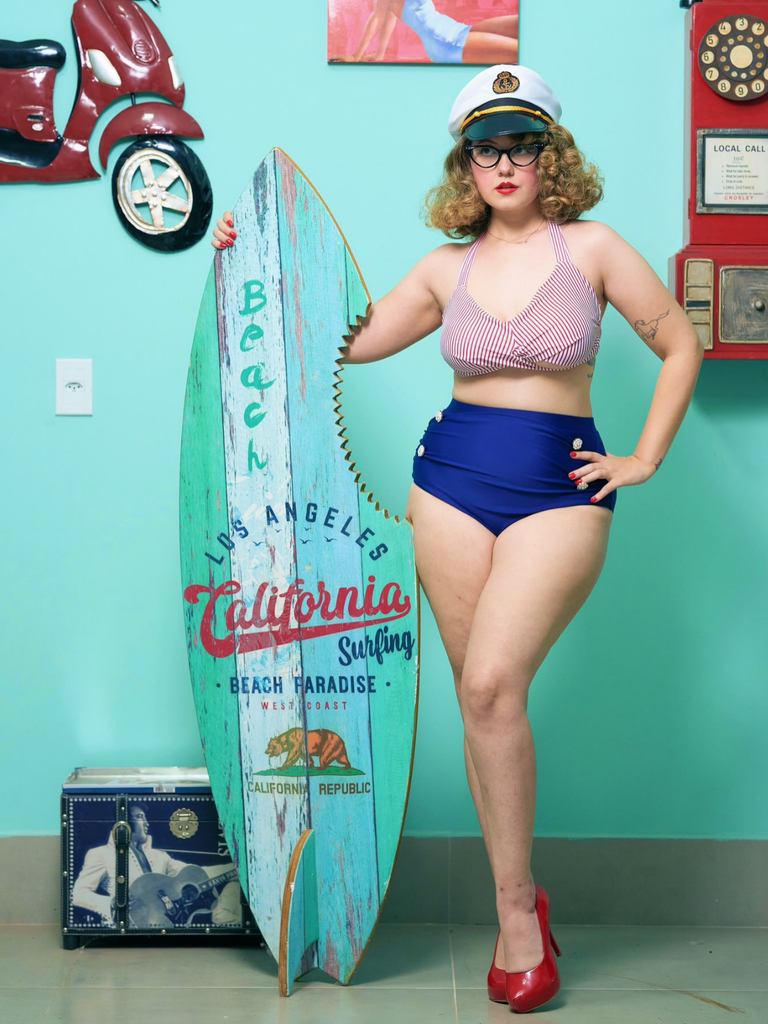 Ensemble de maillot de bain dos nu rayé rouge et bleu des années 1940