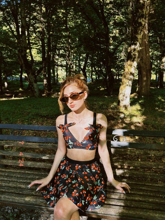 Maillot de bain noir à col en V et nœud cerise des années 1950