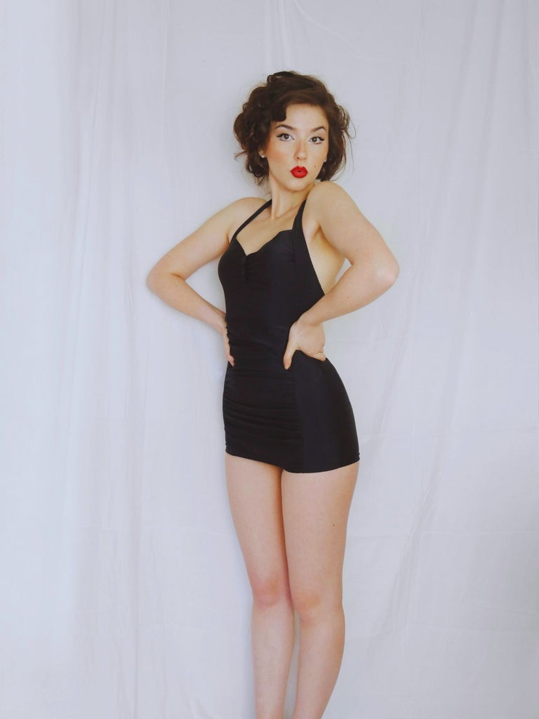 Maillot de bain dos nu noir uni des années 1950