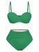 Ensemble bikini vert sur fond blanc