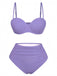 Ensemble bikini violet sur fond blanc