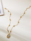 Collier pendentif fleur rose sur chaîne perlée blanche