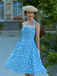 Robe dos nu marguerites bleue avec bordure en dentelle des années 1950