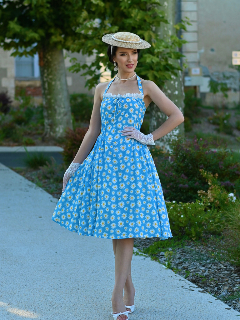 Robe dos nu marguerites bleue avec bordure en dentelle des années 1950