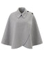 Manteau-cape asymétrique boutonné sur l’épaule années 1970