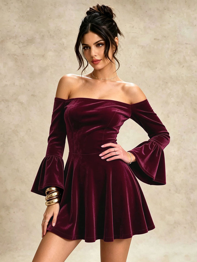 Robe courte en velours à épaules dénudées et manches évasées Années 1960 - 3