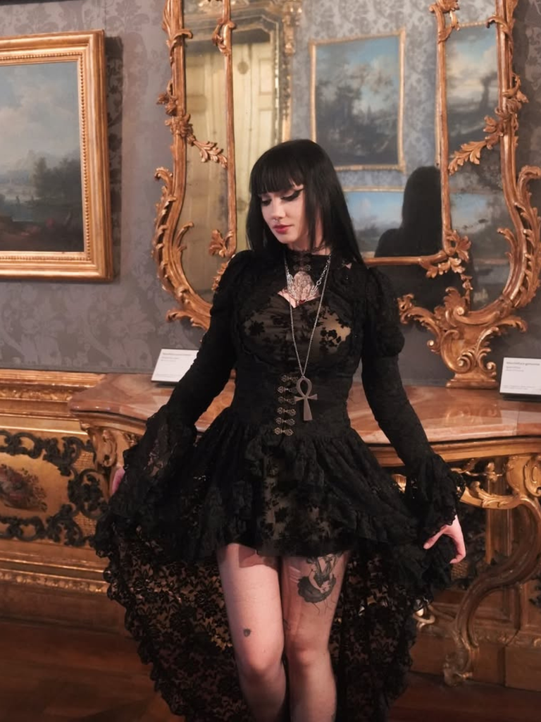 Robe victorienne noire en dentelle à manches gigot des années 1980