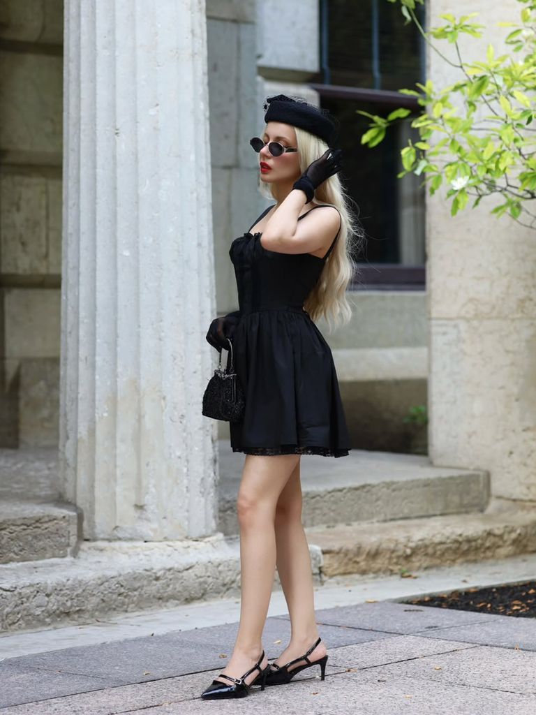 Robe gothique noire en dentelle unie 1950s