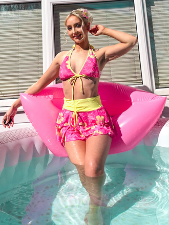 Ensemble bikini rose à imprimé floral et à volants 1960s