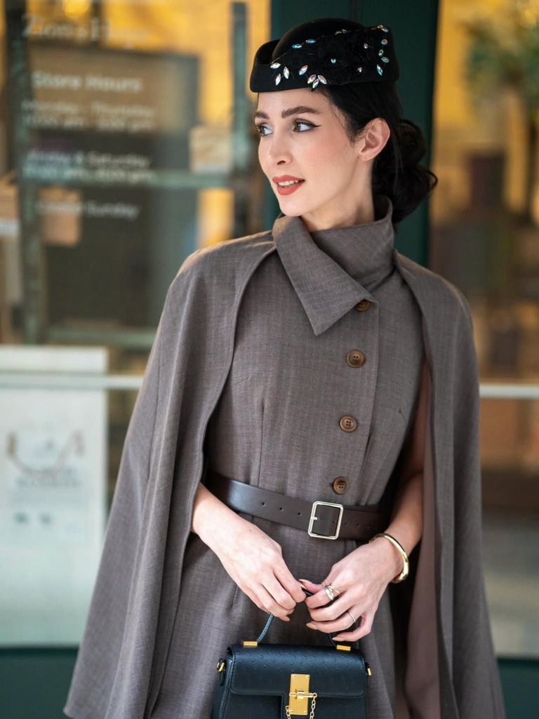 Veste à revers avec cape amovible et ceinturée années 1940