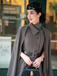 Veste à revers avec cape amovible et ceinturée années 1940