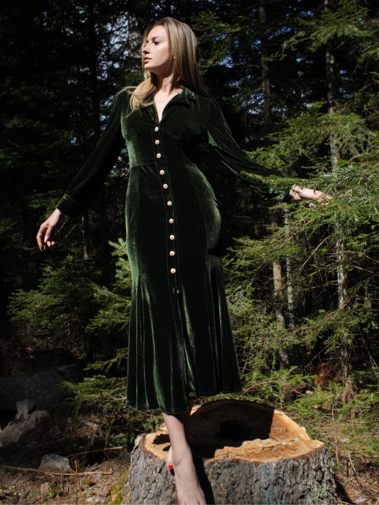 Robe sirène en velours vert ornée de perles manches lanternes années 1930