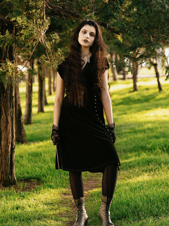 Robe verte en velours perlé à col en V années 40