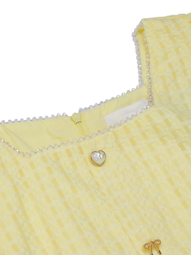 Mini-robe jaune à boutons et col carré des années 1950